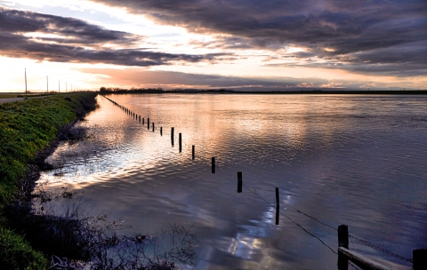 Un coucher de soleil sur une rivière