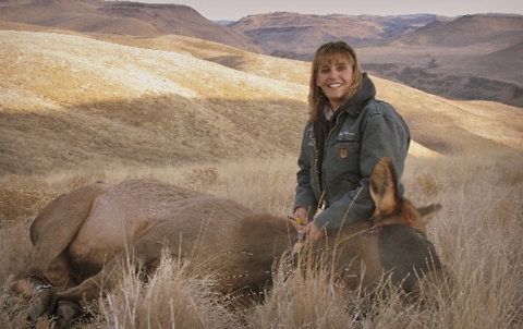 une femme tenant un wapiti inconscient