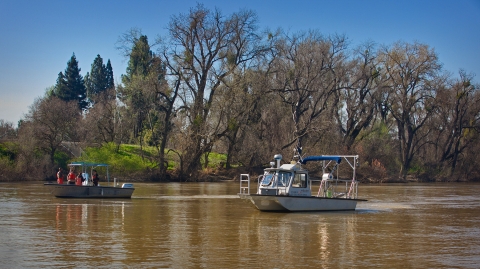 Deux bateaux à moteur sur une rivière