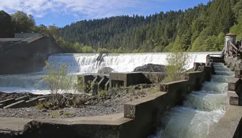 eau coulant sur un barrage