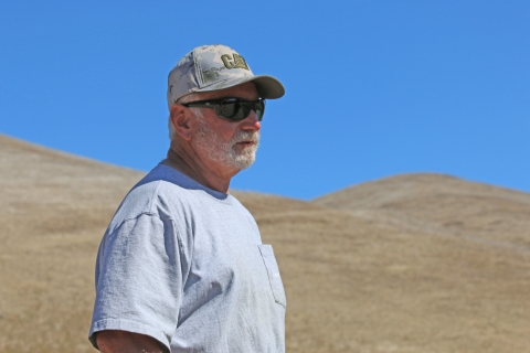 Un homme portant un chapeau et des lunettes de soleil