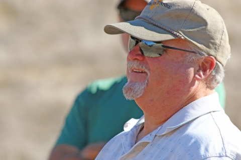 Un homme portant un chapeau et des lunettes de soleil