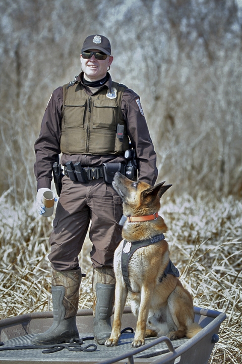 un homme et un chien posent pour une photo