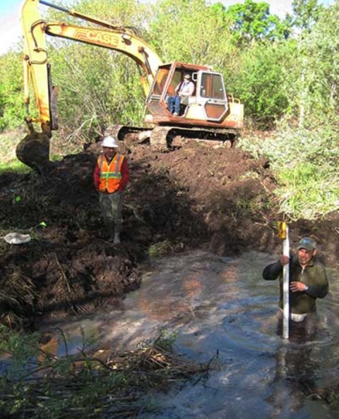 Le biologiste Angel Montoya est photographié debout jusqu'à la taille dans les eaux de la source Moreno.