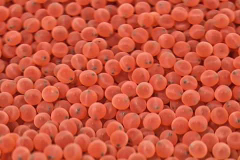 Une grande collection de minuscules sphères roses