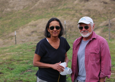 Un homme et une femme souriant à la caméra