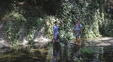deux hommes debout dans une rivière