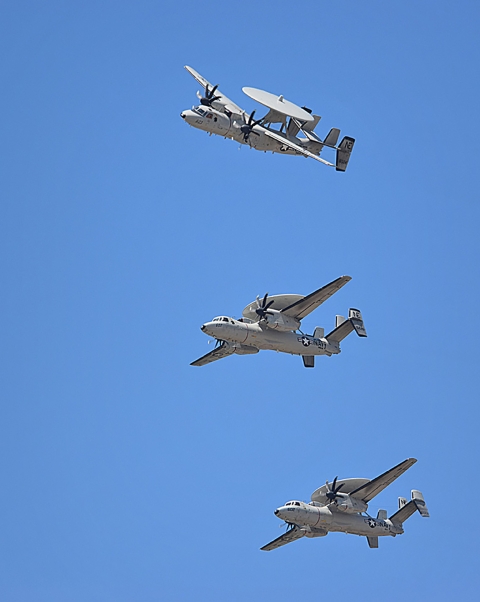 Trois avions volant dans le ciel.