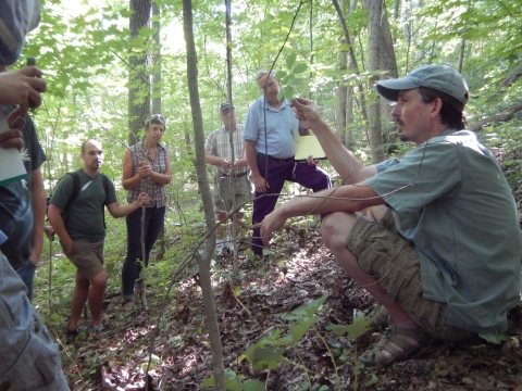 les gens dans les bois se rassemblent autour du Dr Burkhart