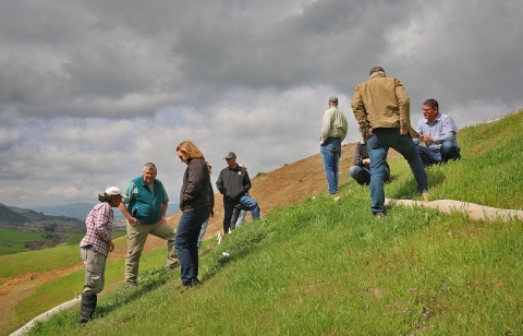 Un groupe de personnes sur une colline