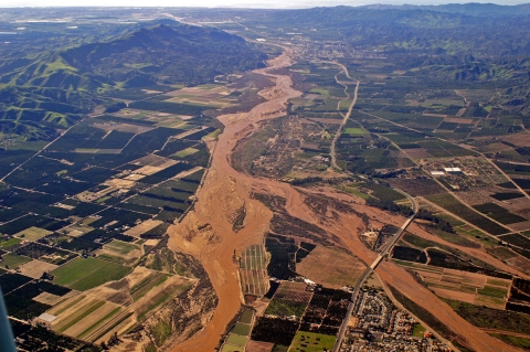 Une vue aérienne d'une rivière