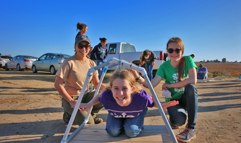 Un groupe de filles souriant et jouant sur une plate-forme de nidification