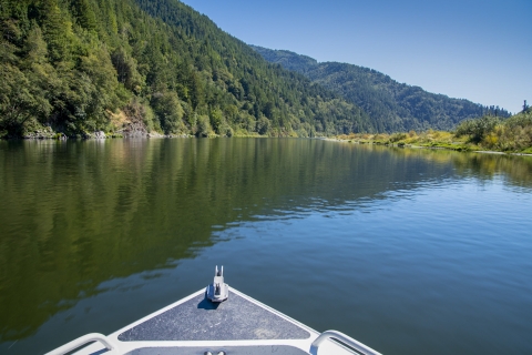 une rivière avec des montagnes en arrière-plan