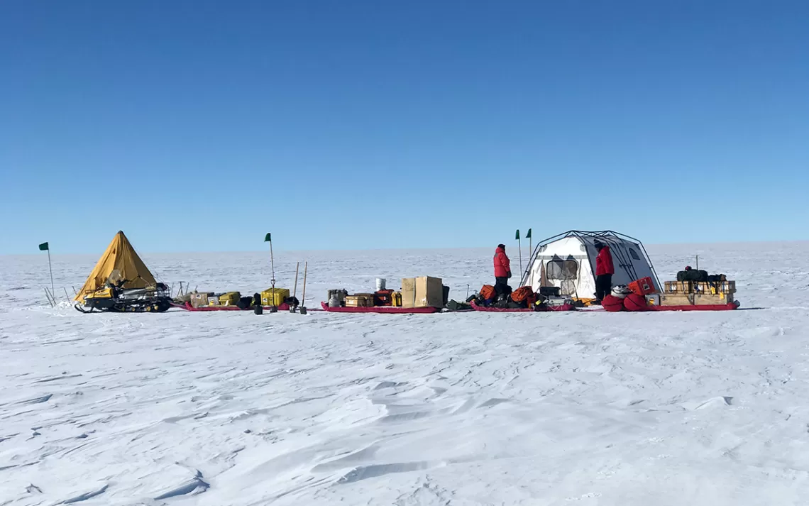 Photo de Rebecca Charles, NSF Un petit camp de terrain situé au bord du glacier Thwaites a permis l'entretien des instruments GPS et sismiques.