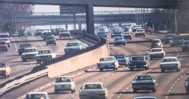 Une autoroute à huit voies très fréquentée à Los Angeles dans les années 1950.