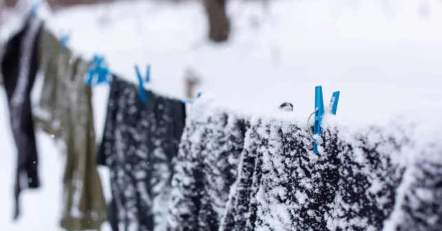 Des vêtements enneigés sur une corde à linge.  Photo par Kateryna Kukota |  iStock.