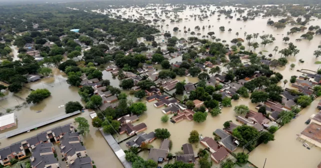 Un quartier de Houston inondé par la pluie de la tempête tropicale Harvey en 2017. Photo de David J. Phillip |  Fichier AP