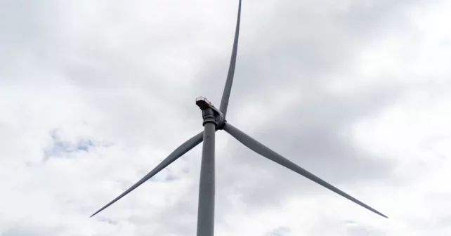 L'une des cinq turbines du premier parc éolien offshore américain, détenue par la société danoise Orsted, se dresse au large de Block Island, RI, le lundi 17 octobre 2022.