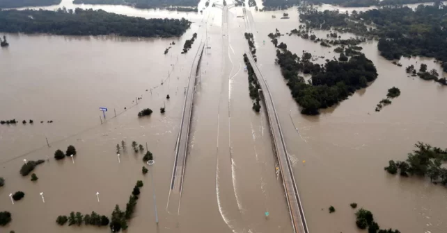 L'Interstate 69 est recouverte par les eaux de crue provenant de Harvey, à Humble, au Texas.