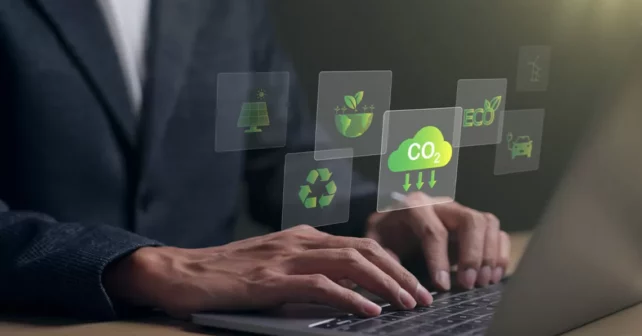 Concept de réduction des émissions de CO2.  Homme d'affaires utilisant un ordinateur portable pour la technologie de travail Zéro net et neutralité carbone, entreprise verte et développement basé sur les énergies renouvelables.