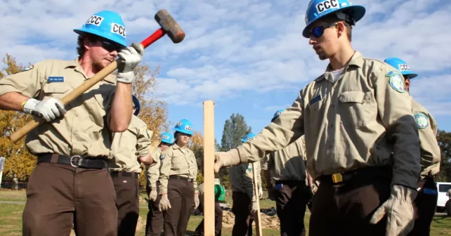 Membres de la région 1 du California Conservation Corps au Red Bluff Recreation Center à Red Bluff, en Californie.