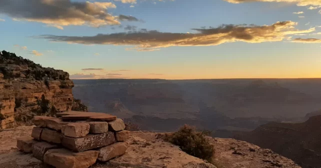 Un canyon profond présentant des tours et des flèches délimitées par du grès blanc.