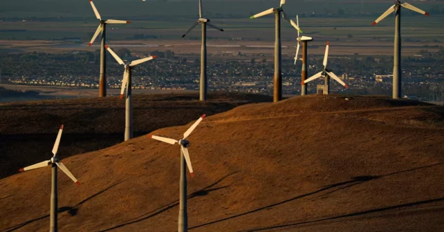 Des éoliennes fonctionnent à Livermore, en Californie