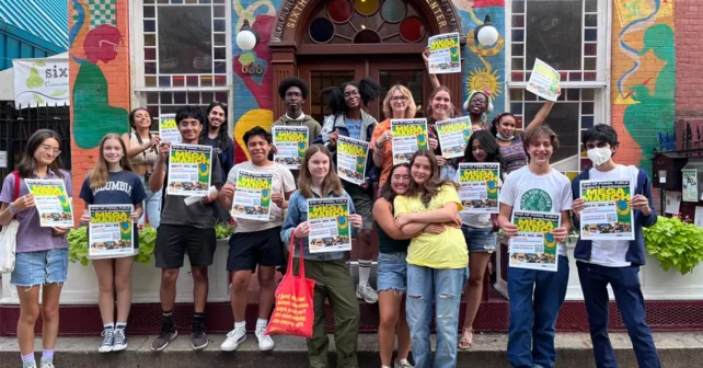 Des militants pour le climat posent devant le Sixth Street Community Center à New York.