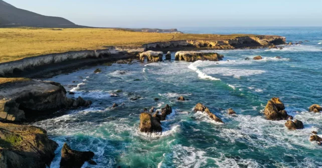 Une vue du sanctuaire marin national proposé du patrimoine Chumash, près du parc d'État Montana de Oro, dans le comté de San Luis Obispo, en Californie.