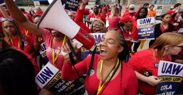 Tasha Johnson, membre de United Auto Workers, mène un chant alors qu'elle assiste à un rassemblement à Détroit.