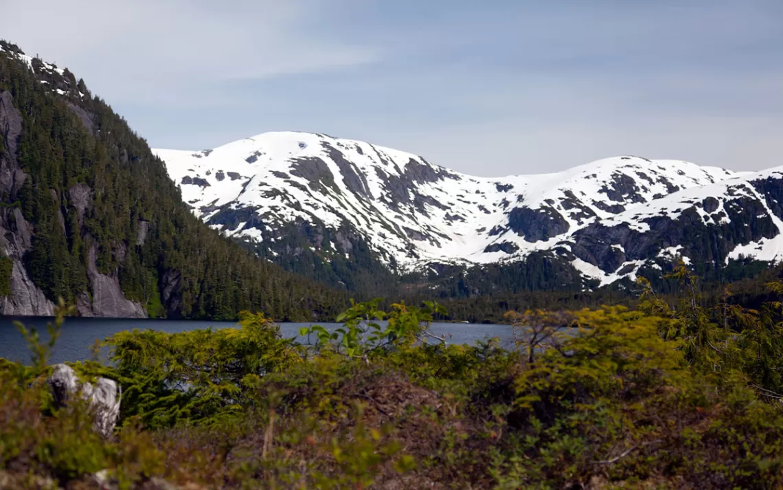 Une vue de la nature sauvage du monument national Misty Fjords, qui fait partie de la forêt nationale de Tongass, le 11 juillet 2012, sur un lac à environ 45 milles marins de Ketchikan, en Alaska.  Les montagnes et les lacs escarpés ne sont en grande partie accessibles que par hydravion.