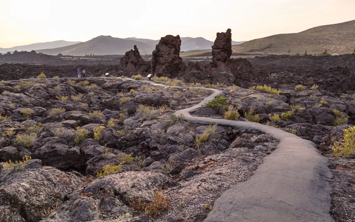 Randonneurs sur North Crater Flow Trail au coucher du soleil.