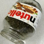 OMG, un sauveteur ouvre une poubelle de recyclage et découvre quelqu’un coincé dans un pot de Nutella ! C’est incroyable !