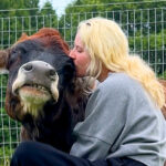 Ce papa aveugle reçoit des câlins incroyables de sa vache de 19 ans, ne manquez pas cette touchante histoire !