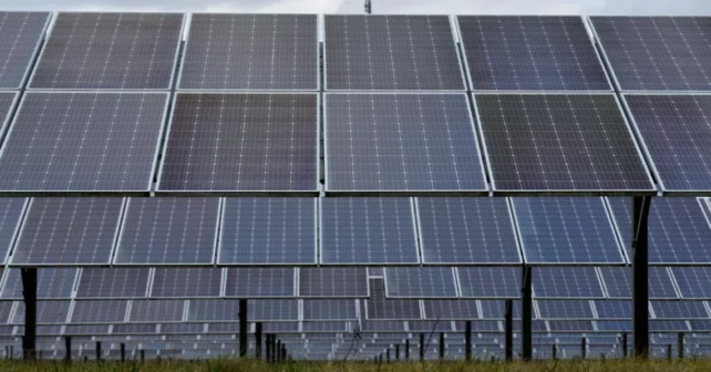 Des panneaux solaires fonctionnent au parc solaire DTE O'Shea à Detroit, Michigan