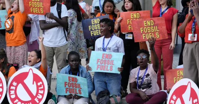 Vanessa Nakate, d'Ouganda, au centre, participe à une manifestation contre les combustibles fossiles lors du Sommet COP28 des Nations Unies sur le climat, le mardi 5 décembre 2023, à Dubaï, aux Émirats arabes unis.
