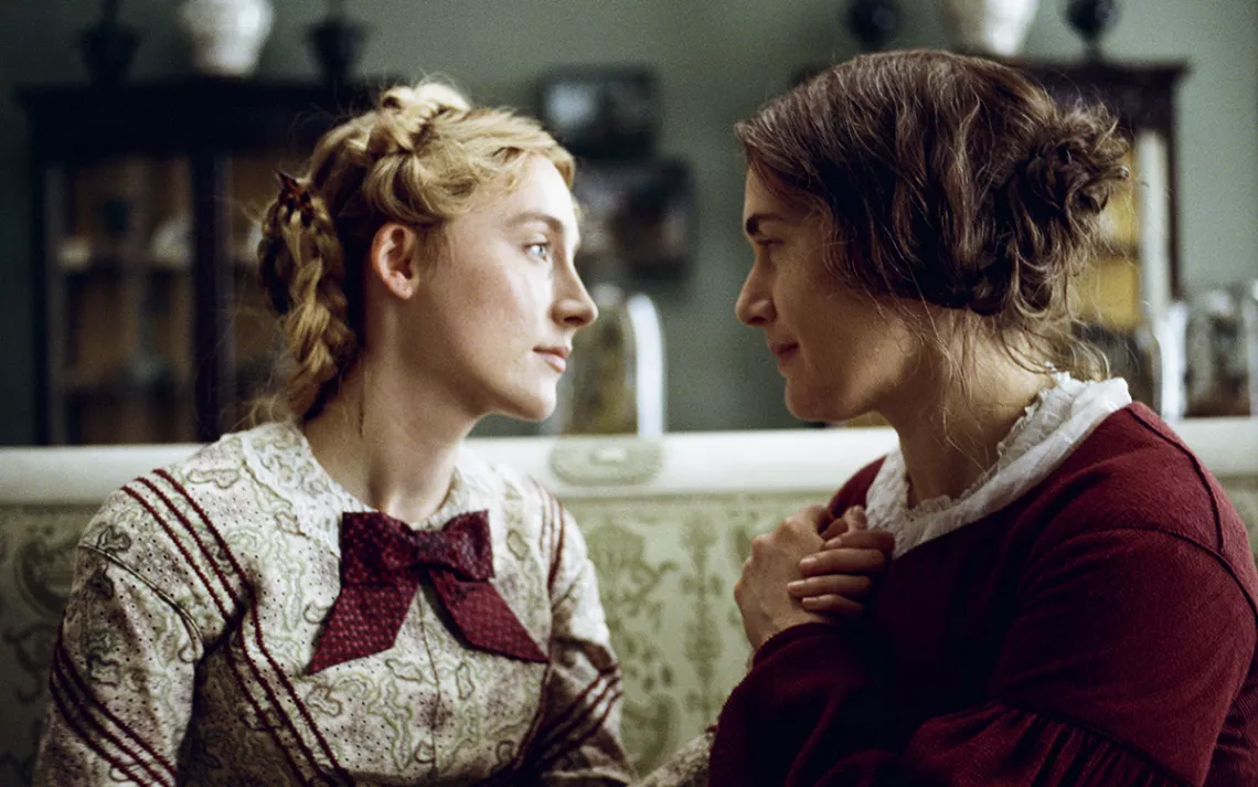 Saoirse Ronan et Kate Winset se regardent profondément dans les yeux dans une pièce bien éclairée.