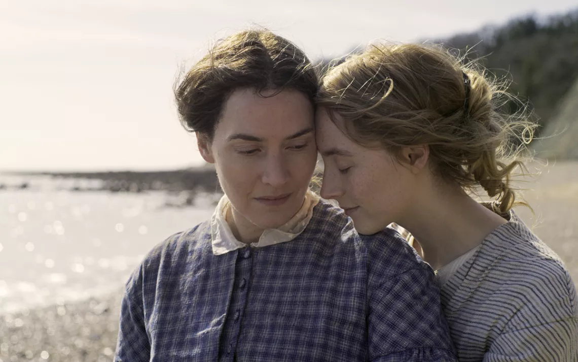 Saoirse Ronan et Kate Winslet touchent à peine leur front avec un désir romantique.