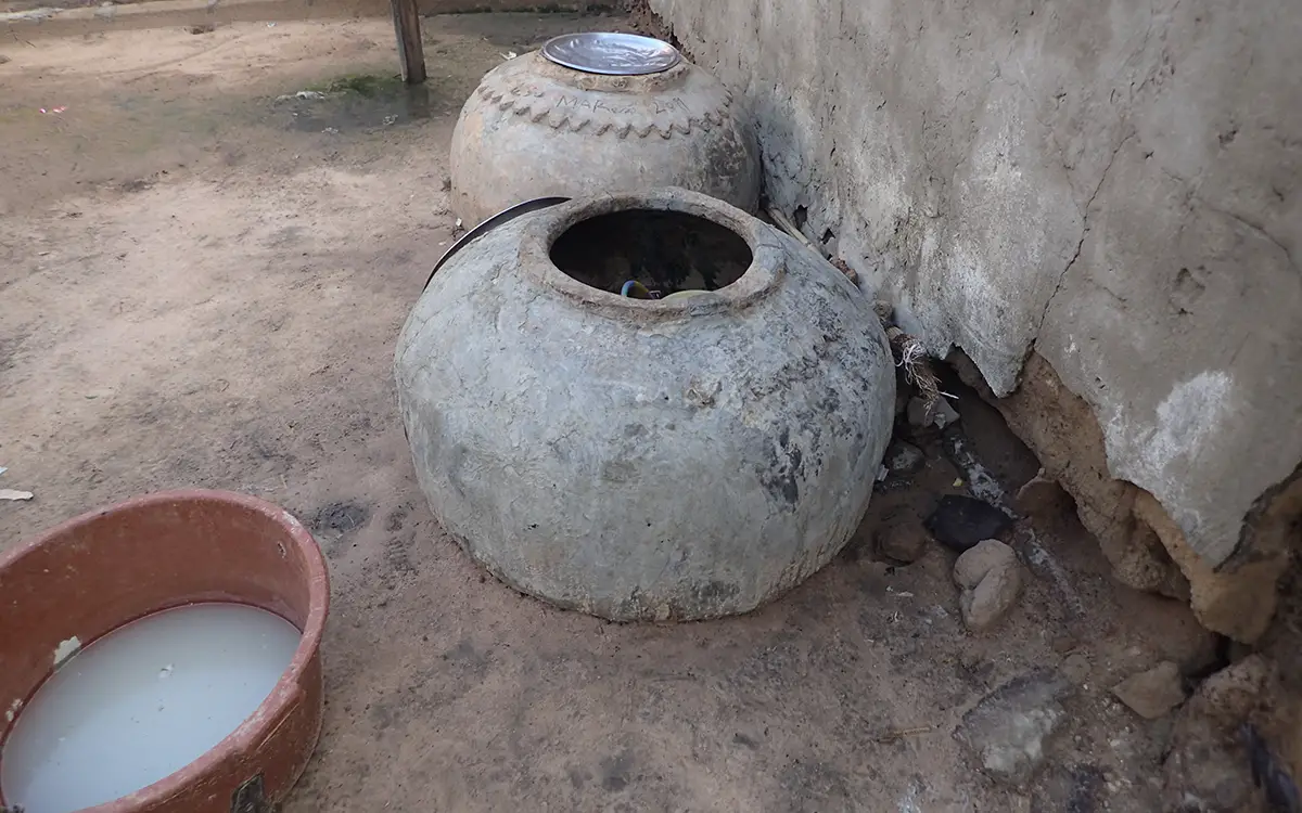 Image de quelques bocaux en terre et d'un lavabo comme exemple de l'endroit où les moustiques pondent leurs œufs