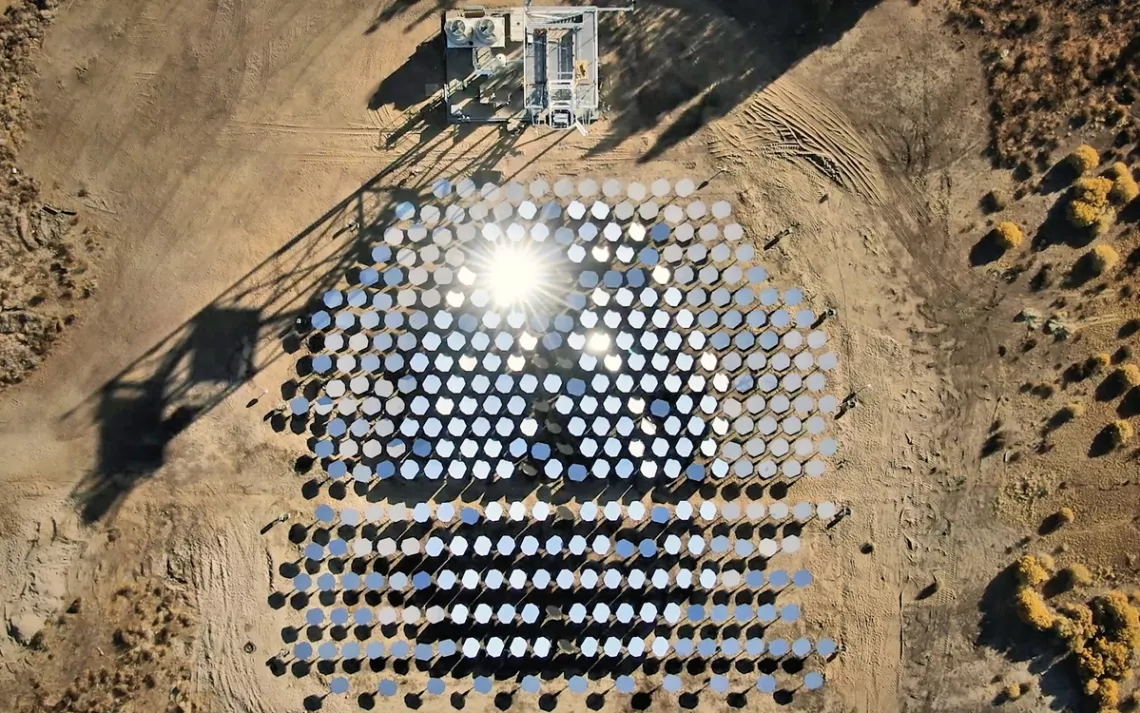 miroirs dans le désert disposés en rangées comme démonstration pour la technologie expérimentale du ciment