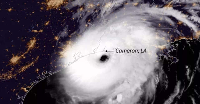 L'ouragan Laura, vu d'en haut, est un énorme tourbillon blanc au-dessus de Cameron, en Louisiane.