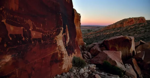 Un détail du Procession Panel, un pétroglyphe de 15 pieds de long près de Bluff, dans l'Utah, censé représenter un rassemblement cérémonial ou une histoire de migration.