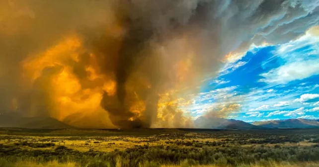 Énorme nuage avec un intérieur orange et jaune feu sur un ciel bleu