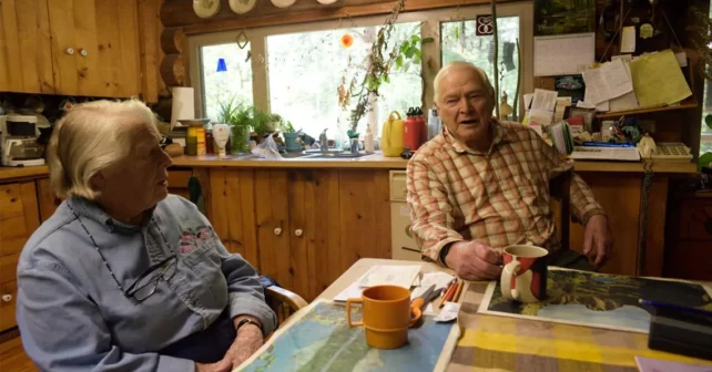 Jeanne et Frank Moore parlent de la conservation de la truite arc-en-ciel sauvage dans leur maison au-dessus de la rivière North Umpqua, dans les montagnes Cascade du sud de l'Oregon.