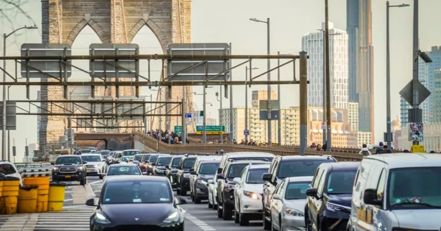 Des voitures traversent le pont de Brooklyn