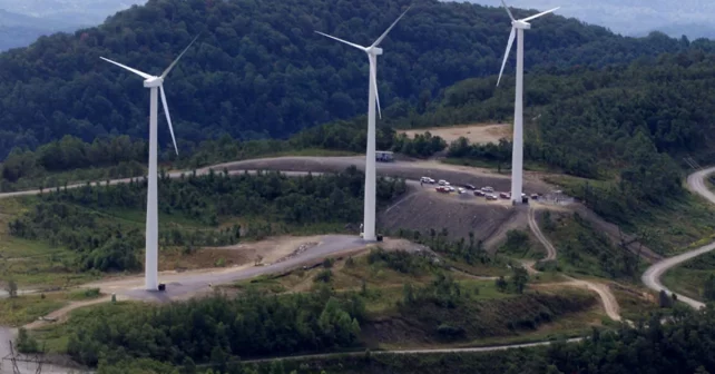 Trois éoliennes se trouvent au sommet de Buffalo Mountain à Oliver Springs, Tennessee