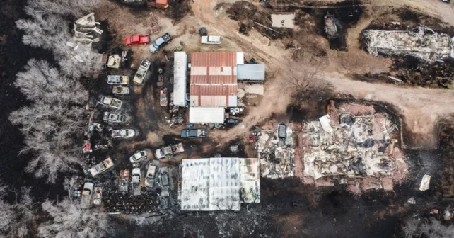 Plusieurs véhicules et plusieurs résidences sont détruits par l'incendie de Smokehouse Creek à Canadian, Texas