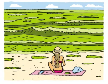 femme assise sur une plage couverte d'algues