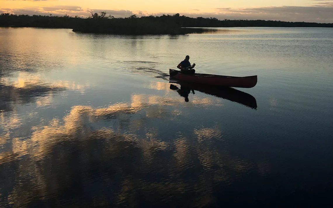 Canoë dans le parc national des Everglades.  Photo de Ryan MacDonald. 