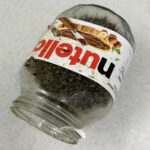 Un sauveteur ouvre une poubelle de recyclage et trouve quelqu’un coincé dans un pot de Nutella